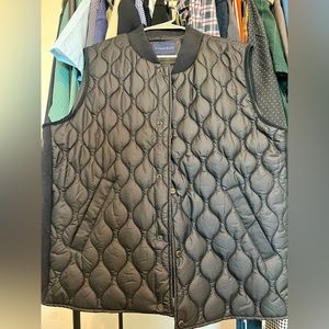 Stone rose Quilted Water Repellent
Puffer Vest in Navy size L, comfortable